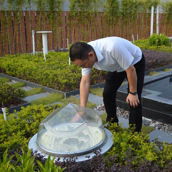 好奇的客户在体验这“颗”钻石型的导光管采光系统 好奇的客户在体验这“颗”钻石型的导光管采光系统
